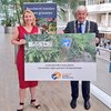 Haagse burgemeester Van Zanen neemt grasarenpetitie in ontvangst